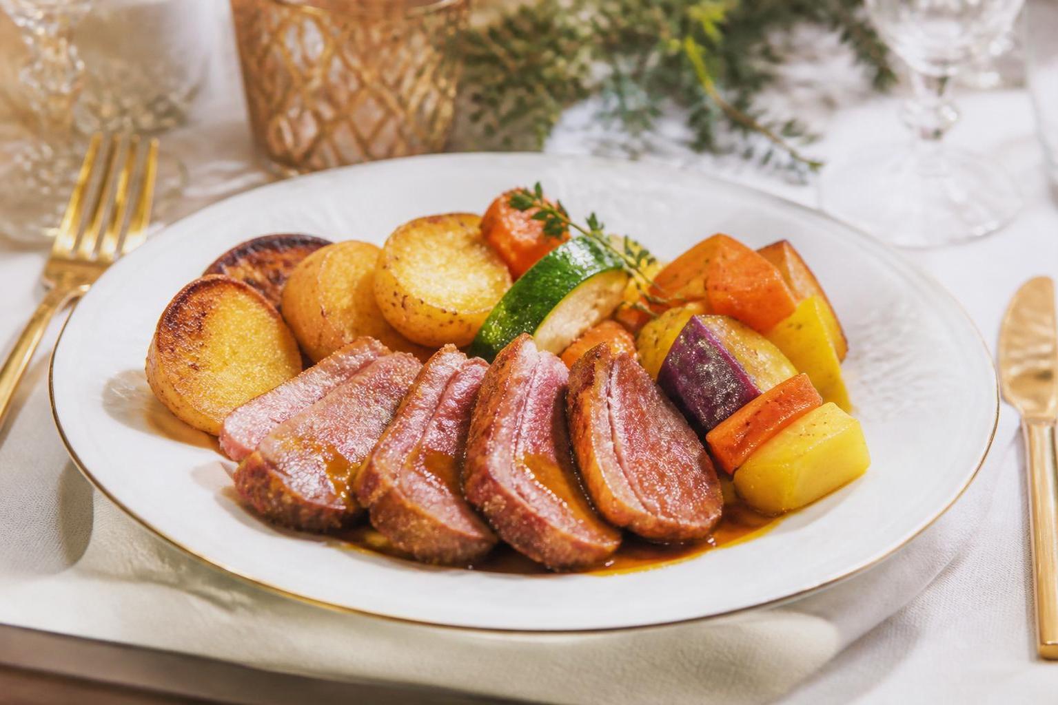 Accompagnement pour magret de canard : les meilleures associations pour un repas réussi 2 découvrez les meilleures associations pour accompagner votre magret de canard et réussir un repas savoureux et équilibré. astuces et conseils pour sublimer ce plat traditionnel.