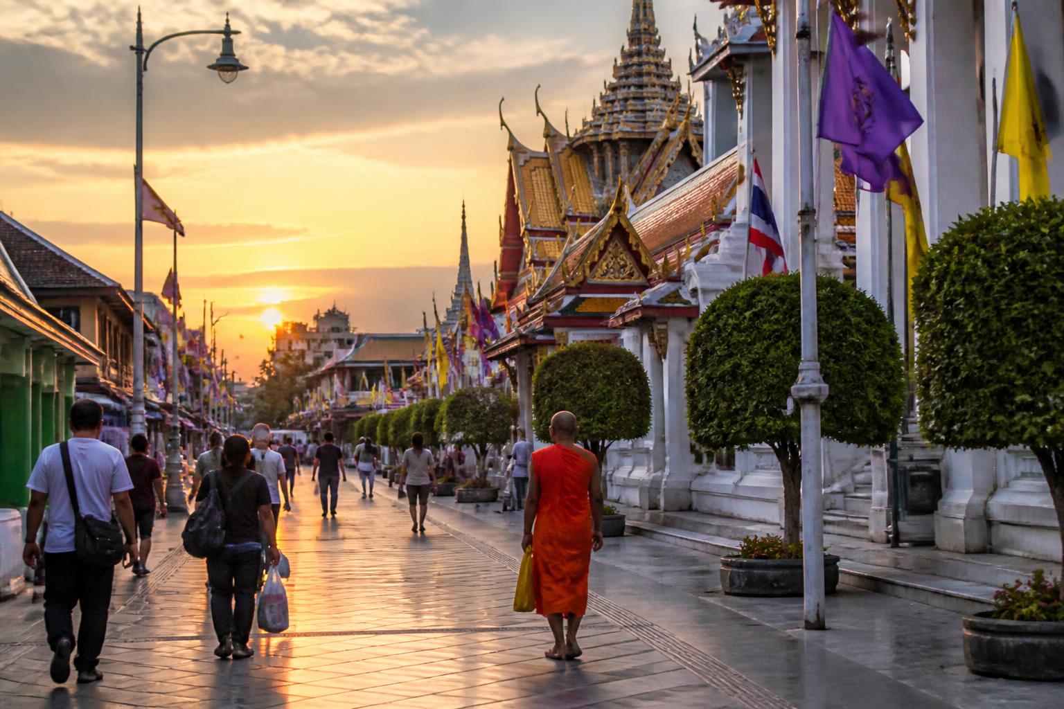 Couleur à éviter en Thaïlande : codes culturels et vestimentaires à respecter 2 découvrez les couleurs à éviter en thaïlande et les codes culturels et vestimentaires essentiels à respecter pour un séjour respectueux et réussi.