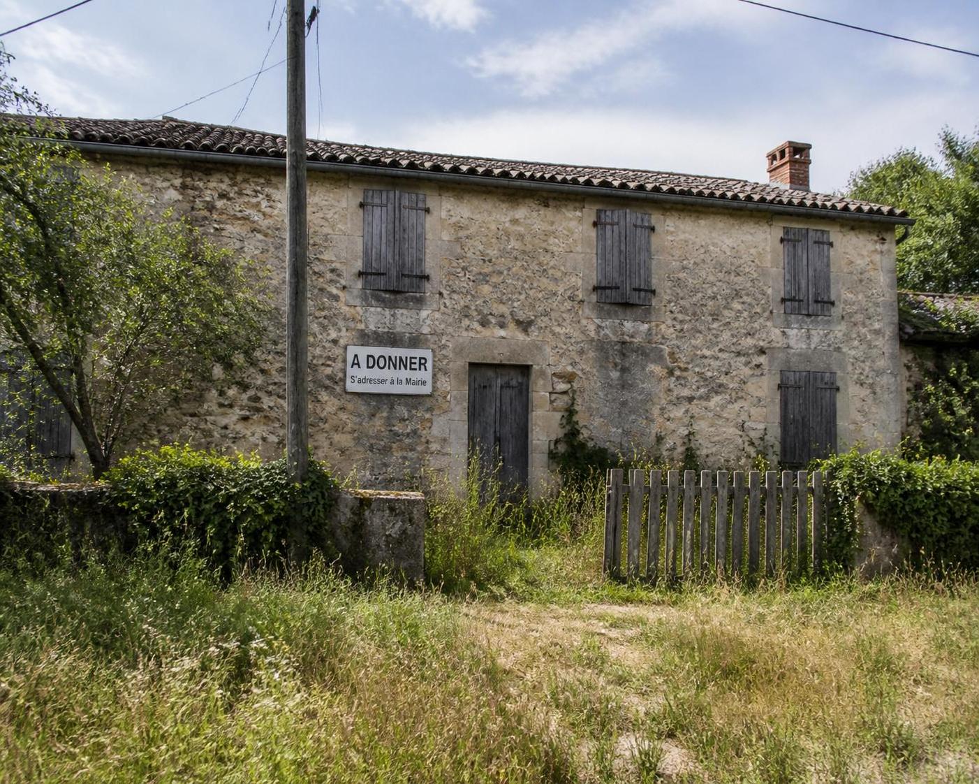 découvrez comment trouver une maison abandonnée à donner, les démarches à suivre et les travaux à prévoir pour la rénover efficacement.