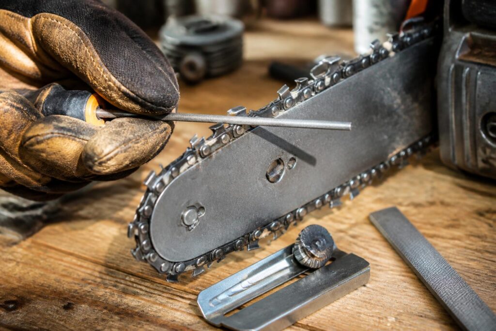 apprenez à affûter efficacement une chaîne de tronçonneuse grâce à notre guide complet couvrant les angles de coupe, les outils nécessaires et la procédure étape par étape pour un affûtage parfait.