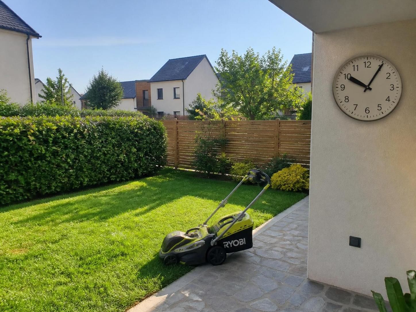 découvrez les règles légales à connaître pour tondre votre pelouse le dimanche sans contravention. conseils pratiques et horaires autorisés pour respecter la tranquillité du voisinage.
