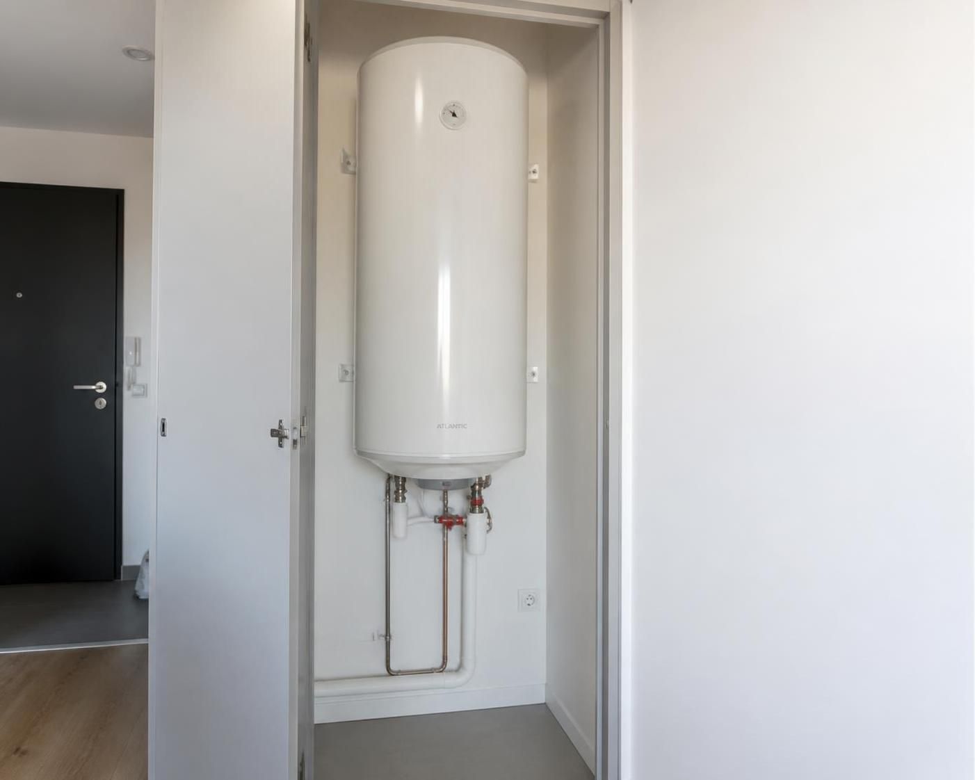 Comment choisir la dimension idéale d'un chauffe-eau 100L : comprendre l'encombrement et la capacité effective 2 découvrez comment choisir la dimension idéale d'un chauffe-eau 100l en comprenant son encombrement et sa capacité effective pour un confort optimal et une installation adaptée.