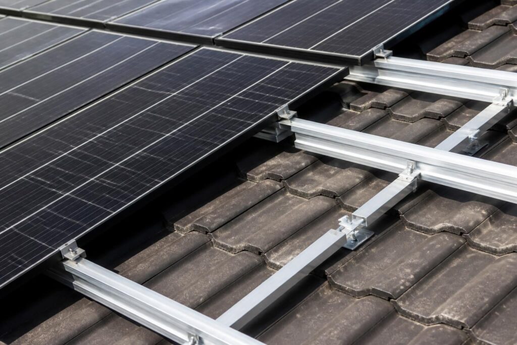 découvrez comment choisir le profilé de rails idéal pour votre installation de panneaux solaires, en tenant compte de la durabilité, de la compatibilité et de la facilité d'installation.