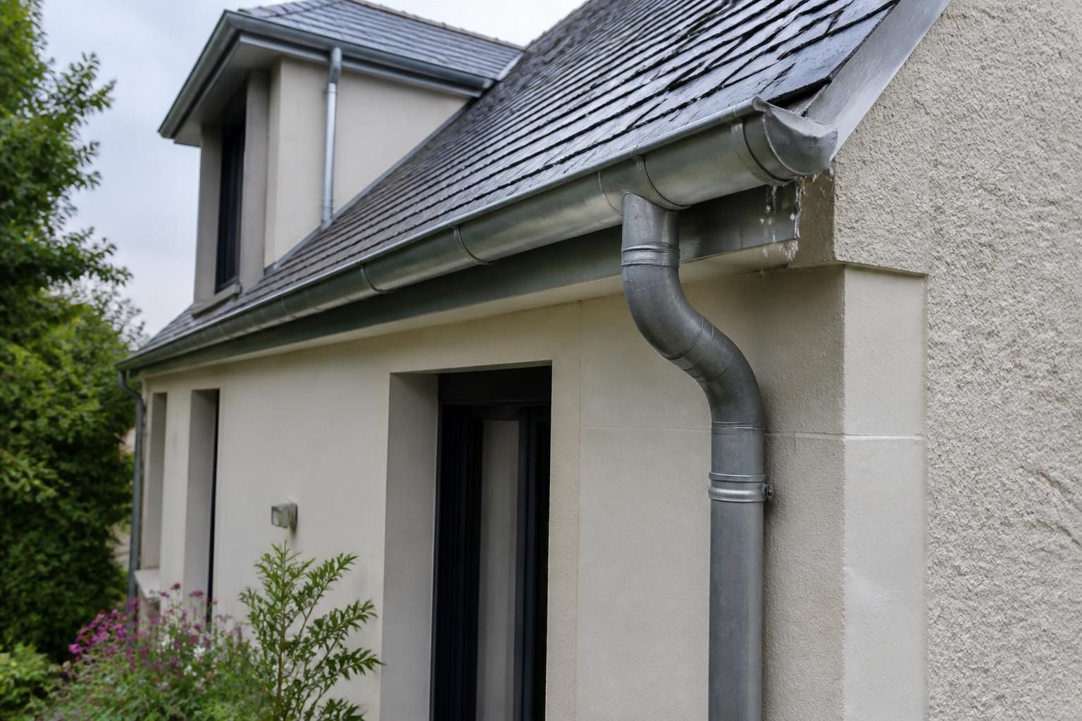 Budget pour l’évacuation des eaux : combien coûte l’installation de gouttières en zinc ? 2 découvrez combien coûte l'installation de gouttières en zinc et établissez un budget précis pour l’évacuation des eaux de votre maison. guide complet pour bien choisir et planifier vos travaux.