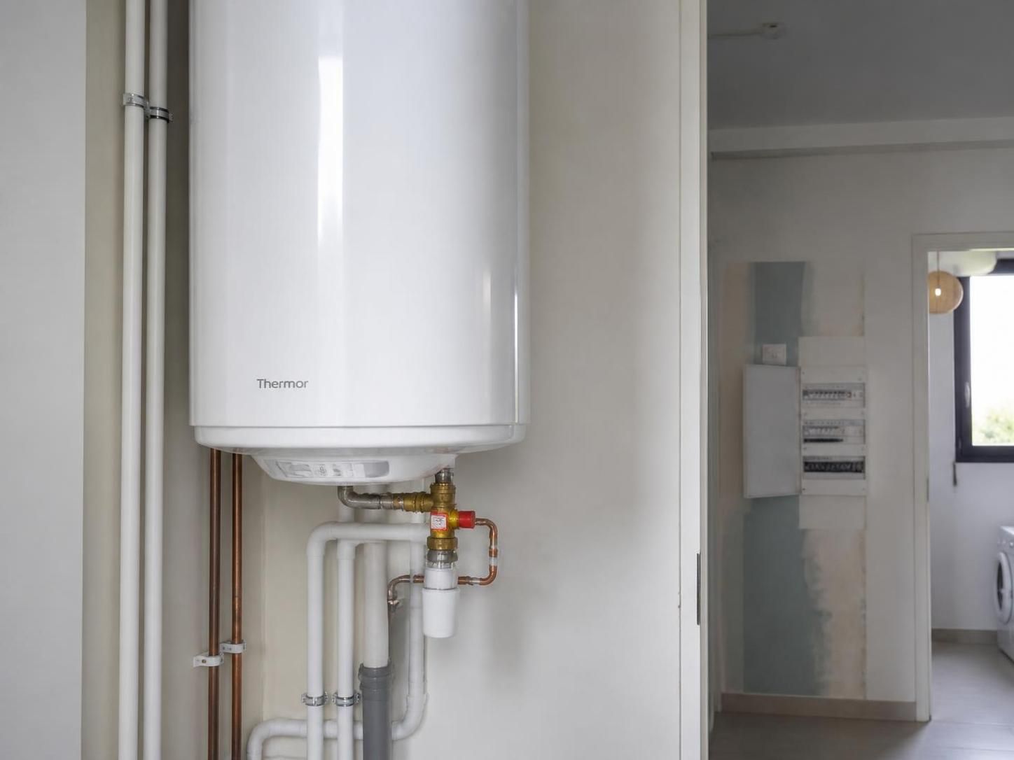 découvrez notre guide illustré pour le montage du chauffe-eau, incluant les règles essentielles de raccordement à respecter pour une installation sécurisée et efficace.