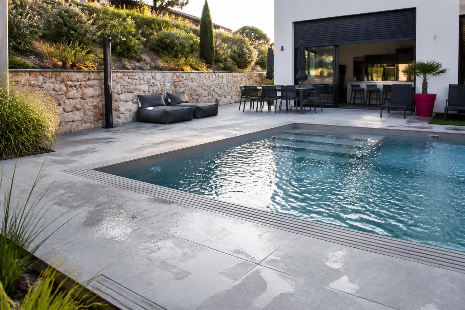 Sécuriser l’espace piscine : guide complet des carrelages antidérapants, tarifs et normes autour du bassin 2 découvrez notre guide complet pour sécuriser votre espace piscine avec des carrelages antidérapants adaptés, les tarifs actuels et les normes réglementaires à respecter autour du bassin.